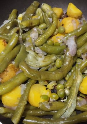 Una foto de Salteado🧅de habichuelas🥘y arvejas🫛🧄🍠