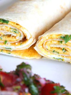 Tortillába csavart tojásrántotta recept fotója