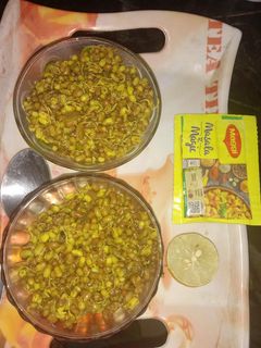 अंकुरित मूंग मोठ चाट (ankurit moong moth chat recipe in Hindi) रेसिपी मुख्य फोटो