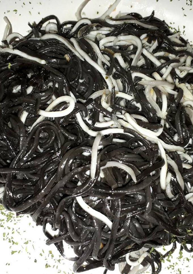 Una foto de Spaghetti de sepia con gulas