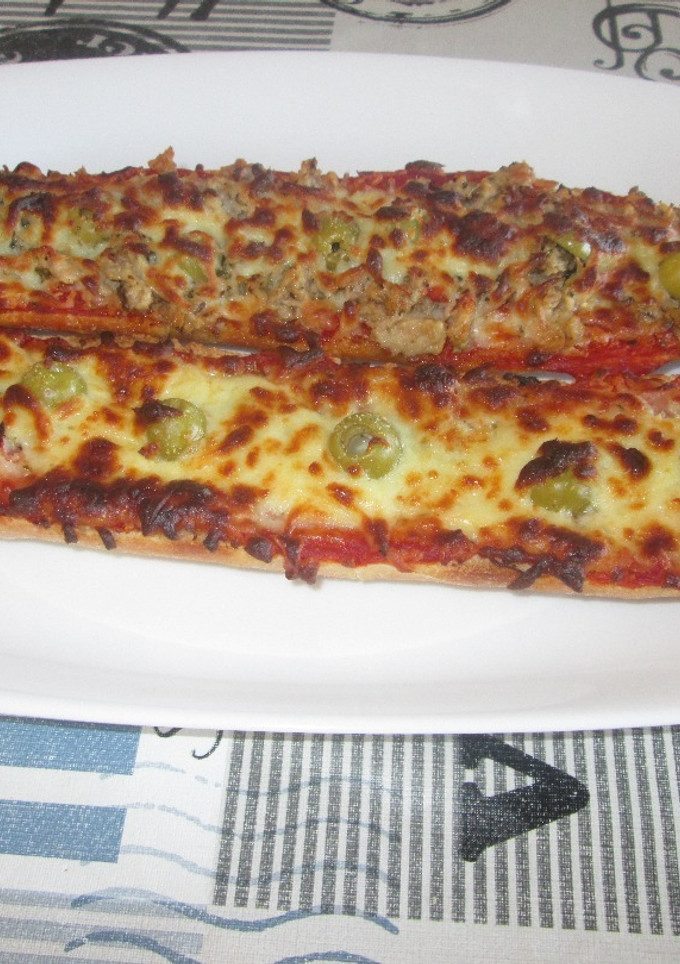 Una foto de Paninis de jamón y atún