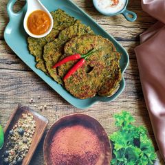 A picture of Spinach thalipeeth.