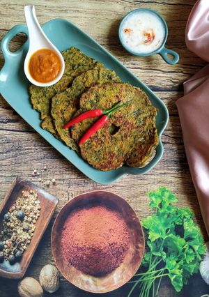 A picture of Spinach thalipeeth.