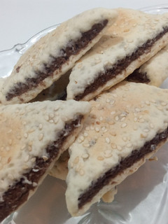 A picture of Sesame seeds coated marble cookies.
