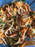 Fideos integrales con verduras salteadas