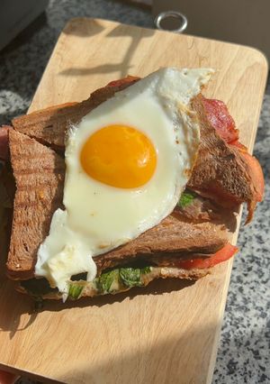 Hình của món Bữa Sáng Ngon Với Sandwish, Bacon, Trứng, Cheese.
