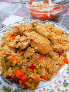 Una foto de 99. Arroz largo con pollo al toque de achiote