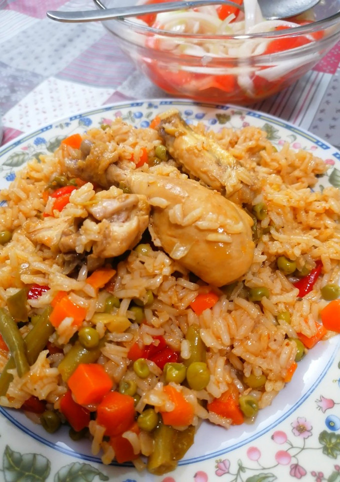 Una foto de 99. Arroz largo con pollo al toque de achiote
