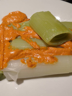 Una foto de Puerros con salsa romesco
