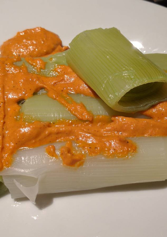Una foto de Puerros con salsa romesco