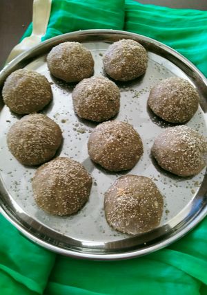 ચુરમાના લાડુ (Churma Ladoo Recipe In Gujarati) રેસીપી મુખ્ય ફોટો