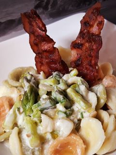 Gyors spárgás tészta bacon chipssel recept fotója