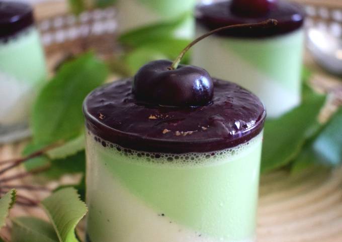 Panna cotta vanille pistache coulis de cerises