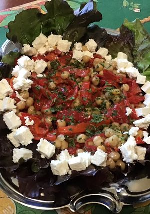 Une photo de Salade marinée aux poivrons rouges, pois chiches et feta
