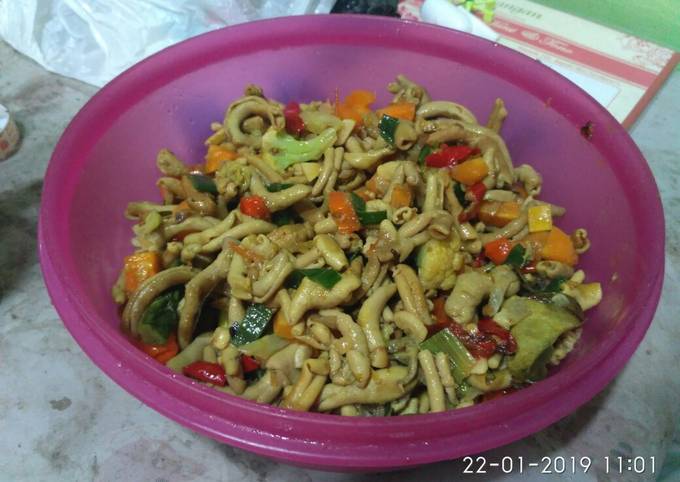 Cara Gampang Menyiapkan Oseng usus ayam pedes Mama Edsel yang Lezat