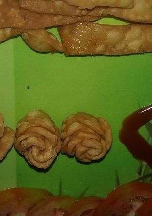 फ्लावर मठरी (Flower mathri recipe in hindi) रेसिपी मुख्य फोटो