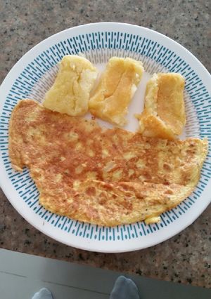 Una foto de Arepas de papa con tortilla de huevo