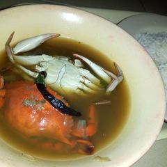 A picture of Crab pepper soup and white rice.