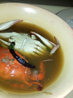 A picture of Crab pepper soup and white rice.