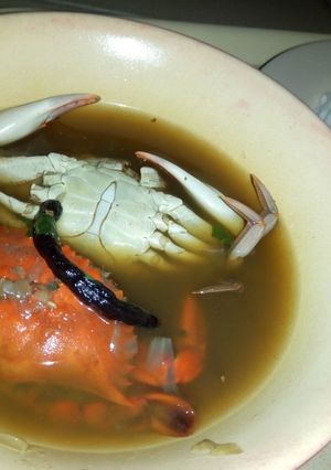 A picture of Crab pepper soup and white rice.