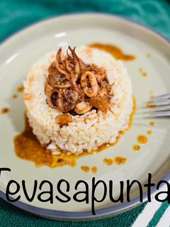 Una foto de Calamares encebollados 🦑 🧅 🌶️ 🦑
