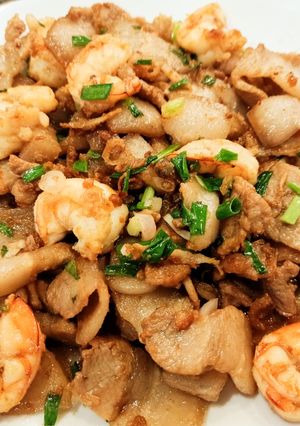 Hình của món Thịt ba chỉ rang cháy cạnh kèm tôm sú biển.
