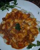 Ñoquis con salsa bolognesa y cilantro