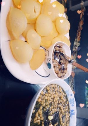 A picture of Golgappe with Teekha pani.