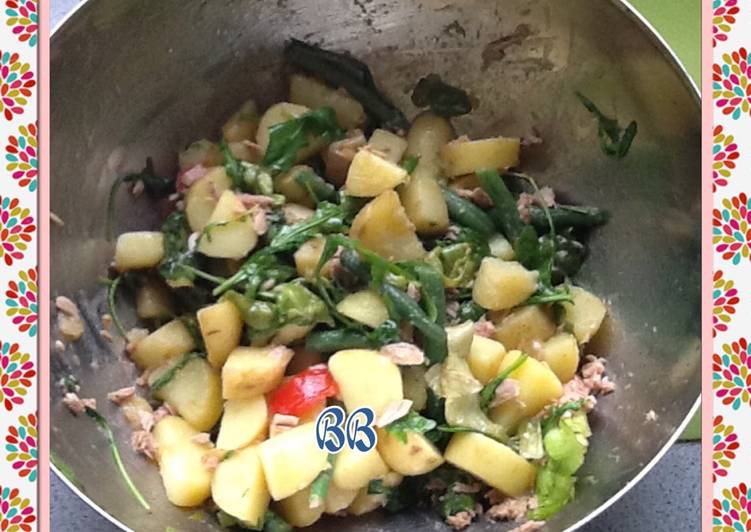 Cara Termudah Menyiapkan Warm potato salad with tuna fish Enak