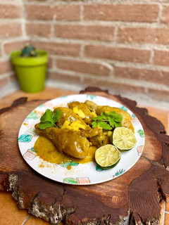 Una foto de Muslitos de pollo con salsa curry, mango y lima 🥭💕