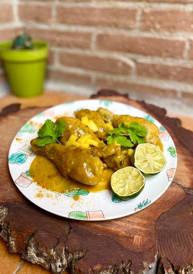 Una foto de Muslitos de pollo con salsa curry, mango y lima 🥭💕