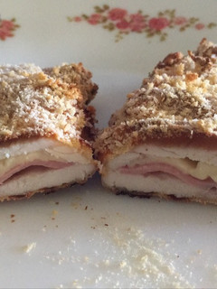 Una foto de Pechuga de pollo con queso y jamón york