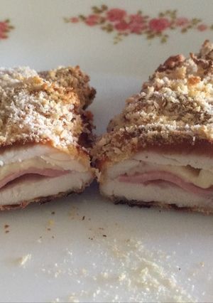 Una foto de Pechuga de pollo con queso y jamón york