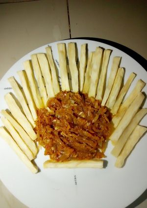 A picture of Fried yam with carrot sauce.