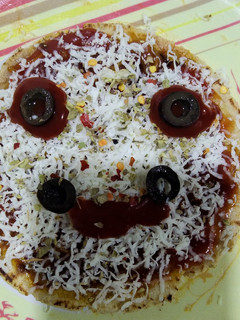 ભાખરી પીઝા(bhakhri Pizza Recipe in Gujarati) રેસીપી મુખ્ય ફોટો