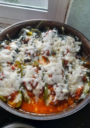 Una foto de Chiles rellenos de chicharrón