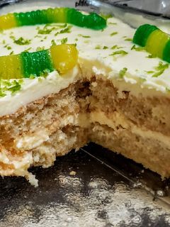 Una foto de POSTRE De 🍋Limón y Gusanitos verdes...!