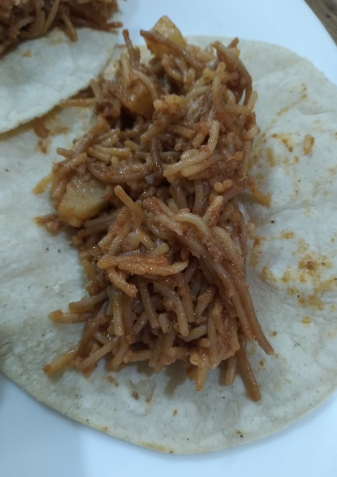 Una foto de Fideos secos con chorizo y papa