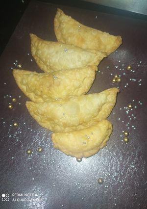 गुजिया (Gujiya recipe in Hindi) रेसिपी मुख्य फोटो