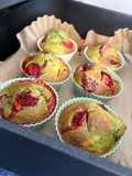 Muffins de fresa con harina de arroz y matcha