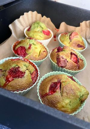 Foto principal de Muffins de fresa con harina de arroz y matcha