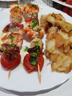 Una foto de Brocheta de rape y langostino