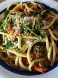 Bucatini con pomodorini, rucola e gamberetti