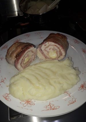 Una foto de Pamplona con jamón y mozzarella envuelta en panceta