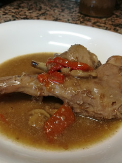 Una foto de Conejo en salsa de nueces