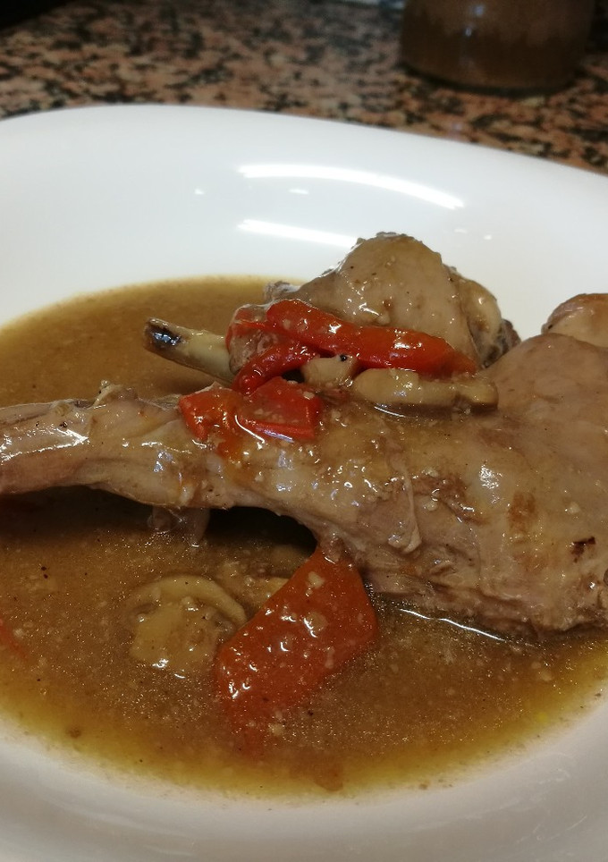 Una foto de Conejo en salsa de nueces