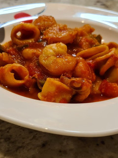 Una foto de Chipirones encebollados con tomate y gambas