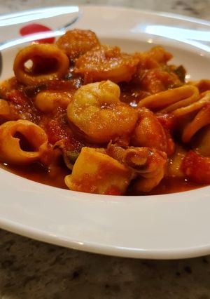 Una foto de Chipirones encebollados con tomate y gambas