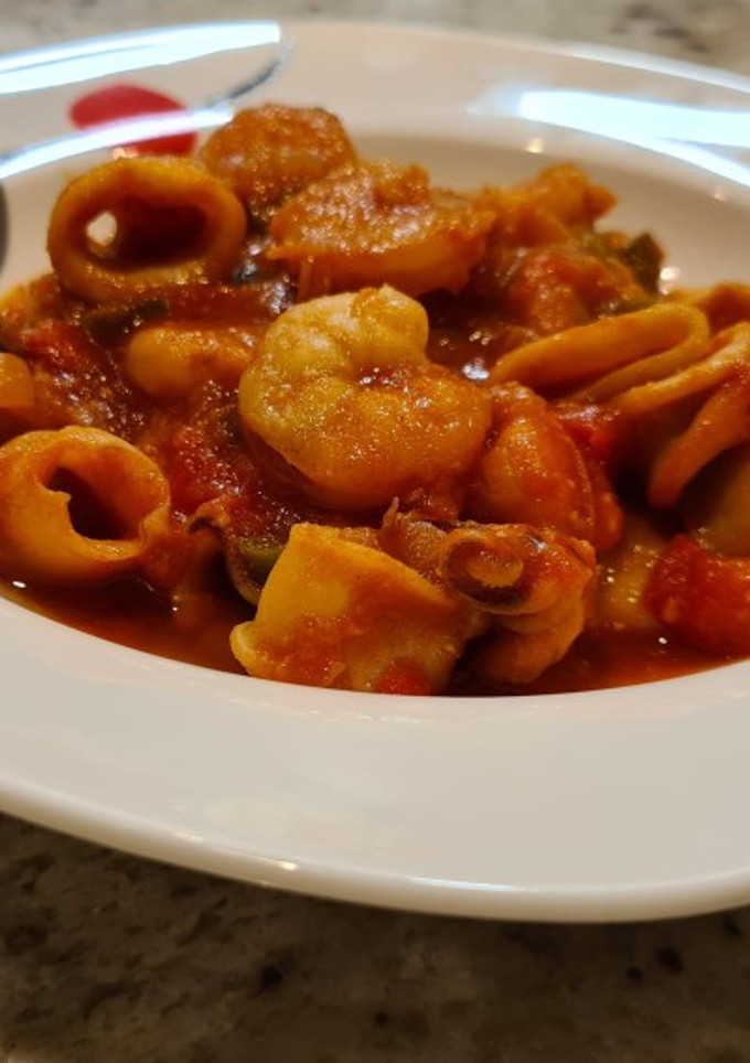 Una foto de Chipirones encebollados con tomate y gambas