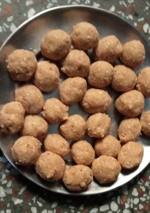 मावा और तिल के लड्डू (mawa aur til ke ladoo recipe in Hindi) रेसिपी मुख्य फोटो